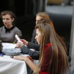 22.06.2018 Kielce. Święto Kielc. Biała Noc. Dzieła literackie powstałe w niepodległej Polsce przed Teatrem Żeromskiego / Jarosław Kubalski / Radio Kielce