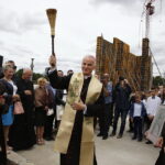 22.06.2018 Piotrkowice. Wmurowanie aktu erekcyjnego pod budowę zespołu placówek oświatowych. Plac budowy poświęcił biskup Marian Florczyk / Jarosław Kubalski / Radio Kielce