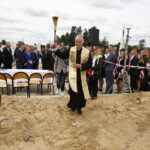 22.06.2018 Piotrkowice. Wmurowanie aktu erekcyjnego pod budowę zespołu placówek oświatowych. Plac budowy poświęcił biskup Marian Florczyk / Jarosław Kubalski / Radio Kielce