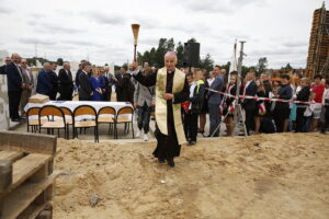 22.06.2018 Piotrkowice. Wmurowanie aktu erekcyjnego pod budowę zespołu placówek oświatowych. Plac budowy poświęcił biskup Marian Florczyk / Jarosław Kubalski / Radio Kielce