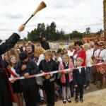 22.06.2018 Piotrkowice. Wmurowanie aktu erekcyjnego pod budowę zespołu placówek oświatowych. Plac budowy poświęcił biskup Marian Florczyk / Jarosław Kubalski / Radio Kielce