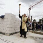 22.06.2018 Piotrkowice. Wmurowanie aktu erekcyjnego pod budowę zespołu placówek oświatowych. Plac budowy poświęcił biskup Marian Florczyk / Jarosław Kubalski / Radio Kielce