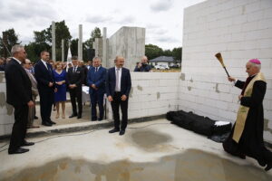 22.06.2018 Piotrkowice. Wmurowanie aktu erekcyjnego pod budowę zespołu placówek oświatowych. Plac budowy poświęcił biskup Marian Florczyk / Jarosław Kubalski / Radio Kielce