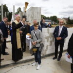 22.06.2018 Piotrkowice. Wmurowanie aktu erekcyjnego pod budowę zespołu placówek oświatowych. Plac budowy poświęcił biskup Marian Florczyk / Jarosław Kubalski / Radio Kielce