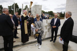 22.06.2018 Piotrkowice. Wmurowanie aktu erekcyjnego pod budowę zespołu placówek oświatowych. Plac budowy poświęcił biskup Marian Florczyk / Jarosław Kubalski / Radio Kielce