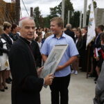 22.06.2018 Piotrkowice. Wmurowanie aktu erekcyjnego pod budowę zespołu placówek oświatowych. Plac budowy poświęcił biskup Marian Florczyk / Jarosław Kubalski / Radio Kielce