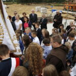 22.06.2018 Piotrkowice. Wmurowanie aktu erekcyjnego pod budowę zespołu placówek oświatowych / Jarosław Kubalski / Radio Kielce