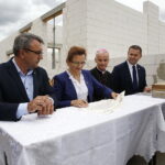 22.06.2018 Piotrkowice. Wmurowanie aktu erekcyjnego pod budowę zespołu placówek oświatowych. Piotr Żołądek - członek zarządu województwa świętokrzyskiego, wojewoda Agata Wojtyszek, biskup Marian Florczyk i Paweł Wójcik, burmistrz Chmielnika / Jarosław Kubalski / Radio Kielce