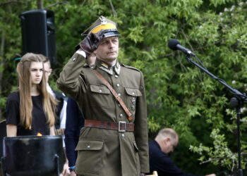 Uroczystości przy pomniku rozstrzelanych patriotów na ul. Karczówkowskiej. Dionizy Krawczyński - Stowarzyszenie Rekonstrukcji Historycznych "JODŁA" / Marzena Mąkosa / Radio Kielce