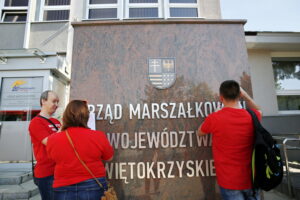 "Samorządowcy dzieciom" zbiórka krwi przed Urzędem Marszałkowskim / Marzena Mąkosa / Radio Kielce