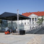 Szklany kort na kieleckim Rynku, na którym będą odbywały się Indywidualne Mistrzostwa Polski Juniorów i Seniorów w Squashu 2018 / Marzena Mąkosa / Radio Kielce