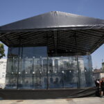 Szklany kort na kieleckim Rynku, na którym będą odbywały się Indywidualne Mistrzostwa Polski Juniorów i Seniorów w Squashu 2018 / Marzena Mąkosa / Radio Kielce