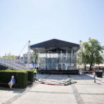 Szklany kort na kieleckim Rynku, na którym będą odbywały się Indywidualne Mistrzostwa Polski Juniorów i Seniorów w Squashu 2018 / Marzena Mąkosa / Radio Kielce