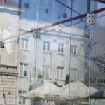 Szklany kort na kieleckim Rynku, na którym będą odbywały się Indywidualne Mistrzostwa Polski Juniorów i Seniorów w Squashu 2018 / Marzena Mąkosa / Radio Kielce