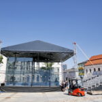 Szklany kort na kieleckim Rynku, na którym będą odbywały się Indywidualne Mistrzostwa Polski Juniorów i Seniorów w Squashu 2018 / Marzena Mąkosa / Radio Kielce