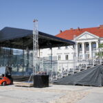 Szklany kort na kieleckim Rynku, na którym będą odbywały się Indywidualne Mistrzostwa Polski Juniorów i Seniorów w Squashu 2018 / Marzena Mąkosa / Radio Kielce