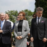 Uroczystości patriotyczne z okazji 100 rocznicy odzyskania niepodległości. Na zdjęciu: Krzysztof Lipiec - poseł PiS, Agata Wojtyszek - wojewoda świętokrzyski i Krzysztof Słoń - senator RP / Marzena Mąkosa / Radio Kielce