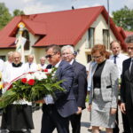 Uroczystości patriotyczne z okazji 100 rocznicy odzyskania niepodległości. Kwiaty składają: Krzysztof Lipiec - poseł PiS, Agata Wojtyszek - wojewoda świętokrzyski i Krzysztof Słoń - senator RP / Marzena Mąkosa / Radio Kielce