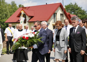 Uroczystości patriotyczne z okazji 100 rocznicy odzyskania niepodległości. Kwiaty składają: Krzysztof Lipiec - poseł PiS, Agata Wojtyszek - wojewoda świętokrzyski i Krzysztof Słoń - senator RP / Marzena Mąkosa / Radio Kielce