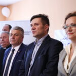 Otwarcie biura poselsko-senatorskiego posła na Sejm RP, Bogdana Latosińskiego i senatora RP, Jacka Włosowicza. Na zdjęciu: Bogdan Latosiński - poseł na sejm, Jacek Włosowicz - senator RP i Agata Wojtyszek - wojewoda świętokrzyski / Marzena Mąkosa / Radio Kielce