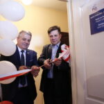 Otwarcie biura poselsko-senatorskiego posła na Sejm RP, Bogdana Latosińskiego i senatora RP, Jacka Włosowicza. Wstęgę przecinają: Bogdan Latosiński i Jacek Włosowicz / Marzena Mąkosa / Radio Kielce