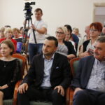 Uroczysta inauguracja karty seniora w Urzędzie Stanu Cywilnego. Aleksandra Szlufik - Koordynator Programu Ogólnopolska Karta Seniora, Łukasz Salwarowski - Prezes Stowarzyszenia MANKO i Wojciech Lubawski - prezydent Kielc / Marzena Mąkosa / Radio Kielce