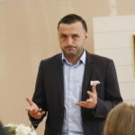 Uroczysta inauguracja karty seniora w Urzędzie Stanu Cywilnego. Łukasz Salwarowski - Prezes Stowarzyszenia MANKO / Marzena Mąkosa / Radio Kielce