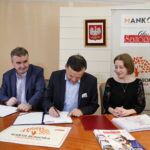 Uroczysta inauguracja karty seniora w Urzędzie Stanu Cywilnego. Wojciech Lubawski - prezydent Kielc, Łukasz Salwarowski - Prezes Stowarzyszenia MANKO i Aleksandra Szlufik - Koordynator Programu Ogólnopolska Karta Seniora / Marzena Mąkosa / Radio Kielce