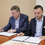 Uroczysta inauguracja karty seniora w Urzędzie Stanu Cywilnego. Wojciech Lubawski - prezydent Kielc, Łukasz Salwarowski - Prezes Stowarzyszenia MANKO  / Marzena Mąkosa / Radio Kielce