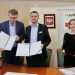 Uroczysta inauguracja karty seniora w Urzędzie Stanu Cywilnego. Wojciech Lubawski - prezydent Kielc, Łukasz Salwarowski - Prezes Stowarzyszenia MANKO i Aleksandra Szlufik - Koordynator Programu Ogólnopolska Karta Seniora / Marzena Mąkosa / Radio Kielce