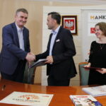 Uroczysta inauguracja karty seniora w Urzędzie Stanu Cywilnego. Wojciech Lubawski - prezydent Kielc, Łukasz Salwarowski - Prezes Stowarzyszenia MANKO i Aleksandra Szlufik - Koordynator Programu Ogólnopolska Karta Seniora / Marzena Mąkosa / Radio Kielce