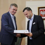 Uroczysta inauguracja karty seniora w Urzędzie Stanu Cywilnego. Wojciech Lubawski - prezydent Kielc, Łukasz Salwarowski - Prezes Stowarzyszenia MANKO / Marzena Mąkosa / Radio Kielce