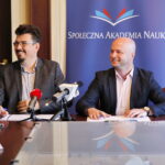 Konferencja prasowa Społecznej Akademii Nauk. Andrzej Kazanowski - Dyrektor Wydziału Handlu i Bezpieczeństwa w Kielcach i Paweł Ramiączek - Dziekan Wydziału Handlu i Bezpieczeństwa w Kielcach / Marzena Mąkosa / Radio Kielce