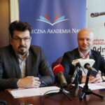 Konferencja prasowa Społecznej Akademii Nauk. Andrzej Kazanowski - Dyrektor Wydziału Handlu i Bezpieczeństwa w Kielcach i Paweł Ramiączek - Dziekan Wydziału Handlu i Bezpieczeństwa w Kielcach / Marzena Mąkosa / Radio Kielce