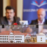 Konferencja prasowa Społecznej Akademii Nauk. Andrzej Kazanowski - Dyrektor Wydziału Handlu i Bezpieczeństwa w Kielcach i Paweł Ramiączek - Dziekan Wydziału Handlu i Bezpieczeństwa w Kielcach / Marzena Mąkosa / Radio Kielce