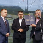 Średniowieczne Chęciny. Robert Jaworski - burmistrz Chęcin, Michał Godowski - starosta kielecki i Piotr Żołądek - członek zarządu Województwa Świętokrzyskiego / Marzena Mąkosa / Radio Kielce