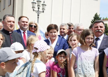 „Polska jest jedna”. Wicepremier do spraw społecznych Beata Szydło w Skarżysku-Kamiennej / Marzena Mąkosa / Radio Kielce