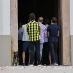 Pies Pikuś jednym z wiernych w kościele w Piekoszowie / Marzena Mąkosa / Radio Kielce