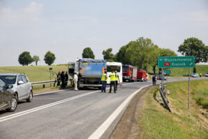 Wypadek na drodze nr 74. Zderzenie autokaru przewożącego dzieci z samochodem przewożącym kruszywo / Marzena Mąkosa / Radio Kielce