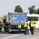 Wypadek na drodze nr 74. Zderzenie autokaru przewożącego dzieci z samochodem przewożącym kruszywo / Marzena Mąkosa / Radio Kielce