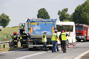 Wypadek na drodze nr 74. Zderzenie autokaru przewożącego dzieci z samochodem przewożącym kruszywo / Marzena Mąkosa / Radio Kielce