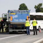 Wypadek na drodze nr 74. Zderzenie autokaru przewożącego dzieci z samochodem przewożącym kruszywo / Marzena Mąkosa / Radio Kielce