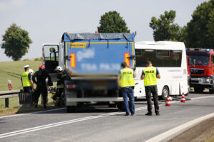 Wypadek na drodze nr 74. Zderzenie autokaru przewożącego dzieci z samochodem przewożącym kruszywo / Marzena Mąkosa / Radio Kielce