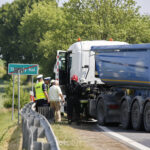 Wypadek na drodze nr 74. Zderzenie autokaru przewożącego dzieci z samochodem przewożącym kruszywo / Marzena Mąkosa / Radio Kielce