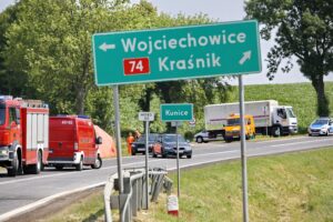 Wypadek na drodze nr 74. Zderzenie autokaru przewożącego dzieci z samochodem przewożącym kruszywo / Marzena Mąkosa / Radio Kielce