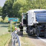 Wypadek na drodze nr 74. Zderzenie autokaru przewożącego dzieci z samochodem przewożącym kruszywo / Marzena Mąkosa / Radio Kielce