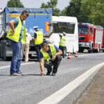 Wypadek na drodze nr 74. Zderzenie autokaru przewożącego dzieci z samochodem przewożącym kruszywo / Marzena Mąkosa / Radio Kielce