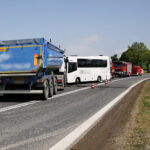 Wypadek na drodze nr 74. Zderzenie autokaru przewożącego dzieci z samochodem przewożącym kruszywo / Marzena Mąkosa / Radio Kielce