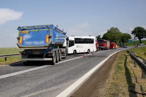 Wypadek na drodze nr 74. Zderzenie autokaru przewożącego dzieci z samochodem przewożącym kruszywo / Marzena Mąkosa / Radio Kielce