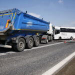 Wypadek na drodze nr 74. Zderzenie autokaru przewożącego dzieci z samochodem przewożącym kruszywo / Marzena Mąkosa / Radio Kielce